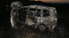 Žhavý výfuk zapálil trávu pod autem, požár zničil celé auto