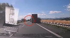 Zběsilé předjíždění, řidič náklaďáku ohrozil všechny okolo sebe. VIDEO