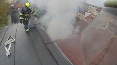 Mladé lidi v Brně uvěznil v bytě požár! Zachránil je žebřík hasičů