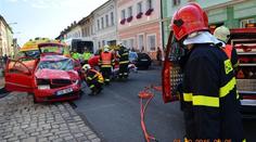 OBRAZEM: Děsivá nehoda autobusu a dvou aut v Chomutově
