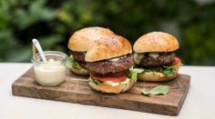 Burger je hitem grilovací sezóny! Jak na burger trochu jinak?