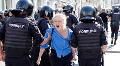 Nepovolené protesty v Moskvě: Policie zatkla přes tisíc lidí!