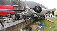 DĚSIVÉ FOTO: Mitsubishi skončilo na střeše na betonové zídce!