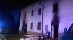 Při požáru domu zemřel člověk. Zasahovalo pět jednotek hasičů