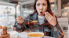 Kateřina vyfotila v jídle mrtvou housenku. Je to konkurenční útok, míní restaurace