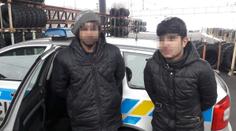 Řidiče kamionu čekal v Praze šok, u nákladu se ukrývali dva cizinci