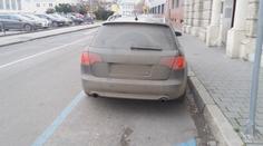 Pozor na břečku na silnici. Za špinavé auto můžete přijít i o řidičák