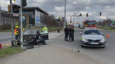 Vlak na přejezdu narazil do auta. Odhodil ho na procházející seniorku