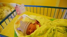 Malá Laura nechala maminku rozbalit dárky. Pak už spěchala na svět
