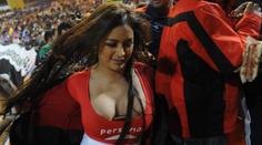Sexy fanynka z MS 2010 se vrací na scénu. Bude z ní televizní reportérka