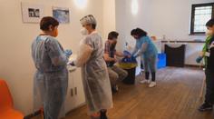 Místo upířích zubů injekční jehla. Z Draculova hradu je očkovací centrum