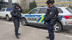 Policie pročesávala pražskou univerzitu. Hledaný muž sám přišel na služebnu