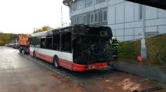 Zadní část autobusu náhle začala hořet! Škody jdou do statisíců