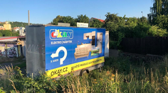 Muž upozornil obchod na ilegální reklamu. Firma ho začala urážet