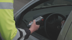 Opilý řidič boural dvakrát po sobě před zraky policistů. Hrozí mu tříleté vězení