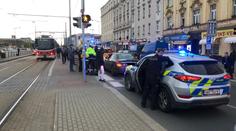 Muž se v Praze kolem sebe oháněl nožem, zranil i policistu!