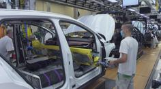 Čipová krize dopadá na automobilky v Česku. Nevyrobí 250 tisíc aut