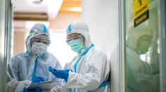 Žena má Covid-19 a chřipku zároveň. Doktoři varují před katastrofou