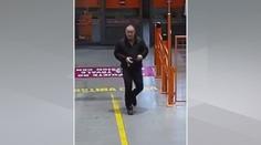 Muž našel v bankomatu přes 10 tisíc a peníze si nechal. Pátrá po něm policie