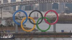 Video: Do Tokia přivezli obří olympijské kruhy