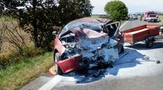 Tah z Hradce do Jičína zablokovala vážná nehoda, zemřeli při ní dva lidé