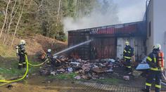 Na jihu Čech hořely kontejnery s pyrotechnikou. Po příčinách policie pátrá