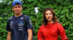 Zamilovaná fotka a prstýnek. Pilot F1 požádal o ruku golfovou hvězdu