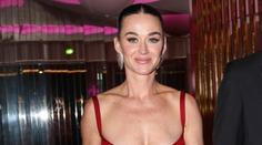 Katy Perry si užívá v Praze: Vlezla do orloje a nacpala se řízkem