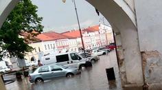 Apokalypsa v Litomyšli: Náměstí pod vodou, auta "plavala" ulicemi