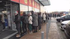 VIDEO: Nekonečné fronty už několik dní. Lidl okupují lidé i po víkendu