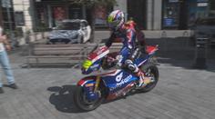 Salač jezdil se závodní motorkou po brněnském náměstí. Věří ve stupně vítězů