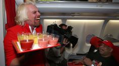 Vousatá letuška! Výstřední miliardář Branson splnil prohranou sázku