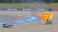 Děsivá nehoda v MotoGP plná plamenů. Závodníkovi po pádu chytla motorka