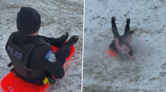 Video bobujícího policisty boří internet. Neřízená jízda skončila srážkou s dítětem