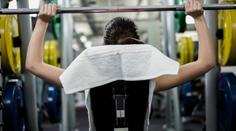Těhotná žena se opila a pustila si na břicho sedmdesátikilovou činku!