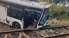 Autobus se v Karlových Varech zřítil do kolejiště. Cestující se zranili
