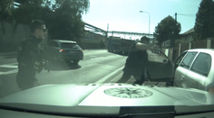 VIDEO: Podezřelý muž zběsile ujížděl policii. Zakročil řidič náklaďáku