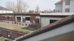 Dělníci podle svědků odlamovali azbest nedaleko školáků. Řeší to i policie