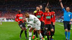 Zákeřný Mbappé: Soupeři prošlápl koleno, dostal červenou! VIDEO