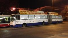 Provokace! Autobus s oběšencem na střeše opět blokuje Smíchovské nádraží!