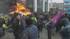 Plameny v Bruselu. Zemědělci protestují před Evropským parlamentem
