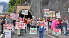Demonstrace proti turistům. Obyvatelé malebného městečka už jich mají dost
