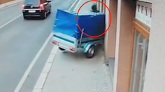 VIDEO: Řidiči se odpojil vozík, který srazil chodce. Muž je ve vážném stavu
