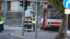 Trolejbus v Brně srazil muže! Je v kritickém stavu, bojuje o život
