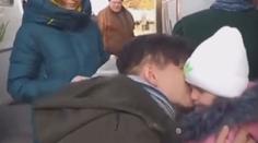 Srdcervoucí video: Otec se loučí s dcerou před odjezdem na frontu