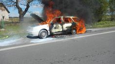 HROZIVÉ FOTO: U Tábora hořelo auto s matkou a malými dětmi!