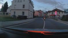 Zdrogovaný motorkář zběsile ujížděl hlídce v Trutnově. Měl zákaz řízení