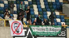 Sbal se! Fanoušci v Litvě chtějí odvolání trenéra, na hřiště mu naházeli kufry
