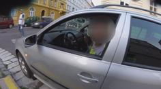 Muž přijel pro matku na služebnu, vzali mu řidičák a hrozí mu vězení!