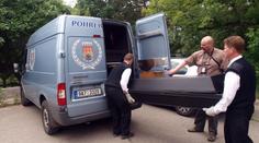 Žena se na Karlovasku utopila ve vaně, našli ji nad ránem